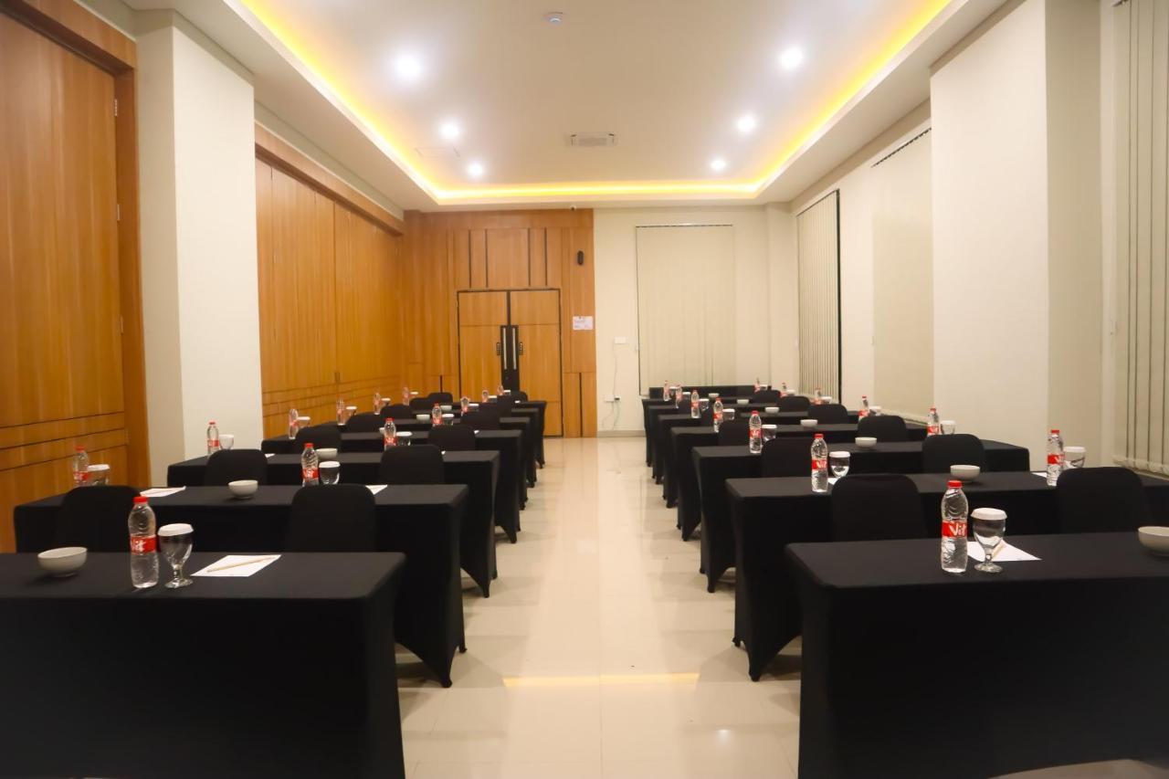 Front One Hotel Gombong Gombong  外观 照片