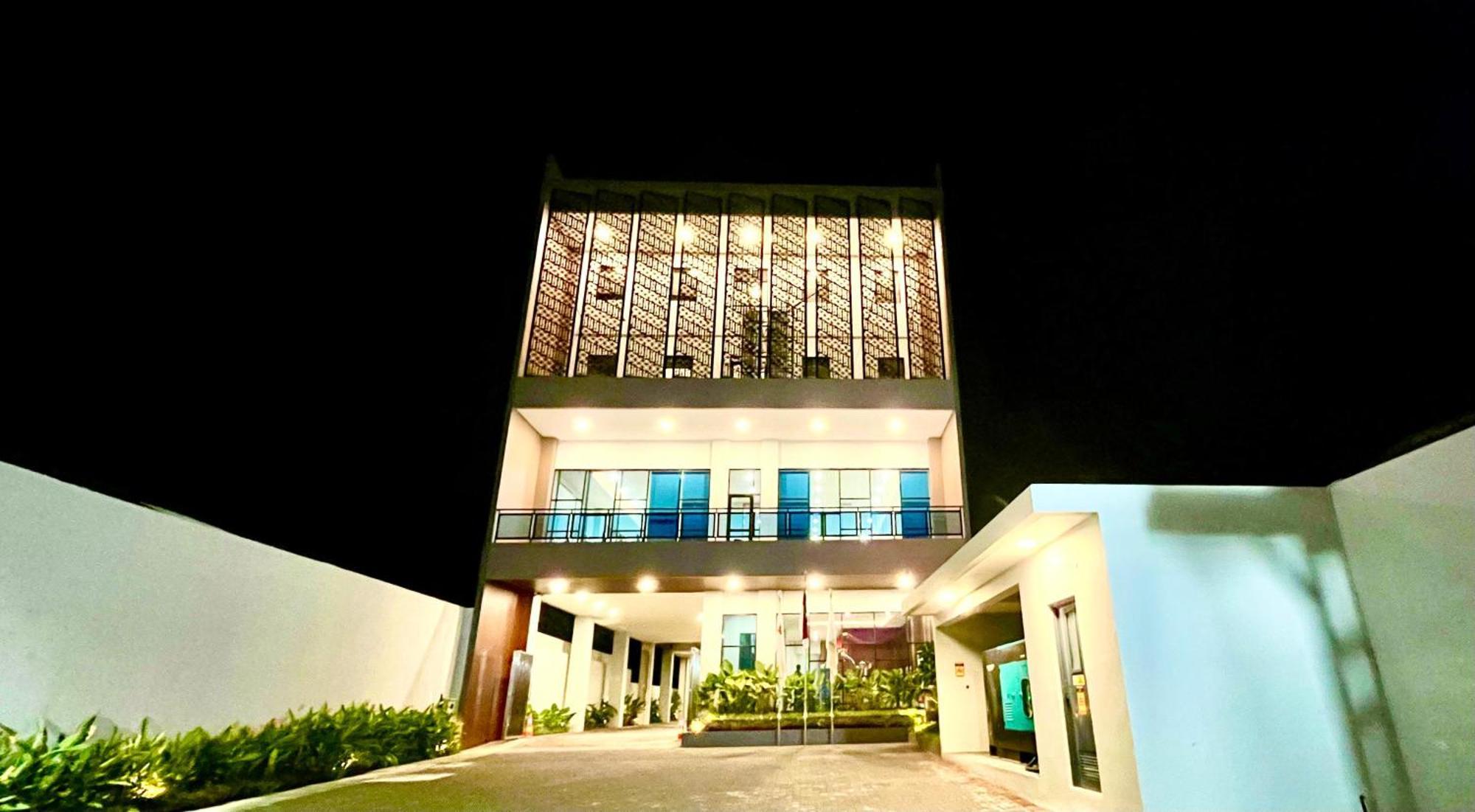 Front One Hotel Gombong Gombong  外观 照片