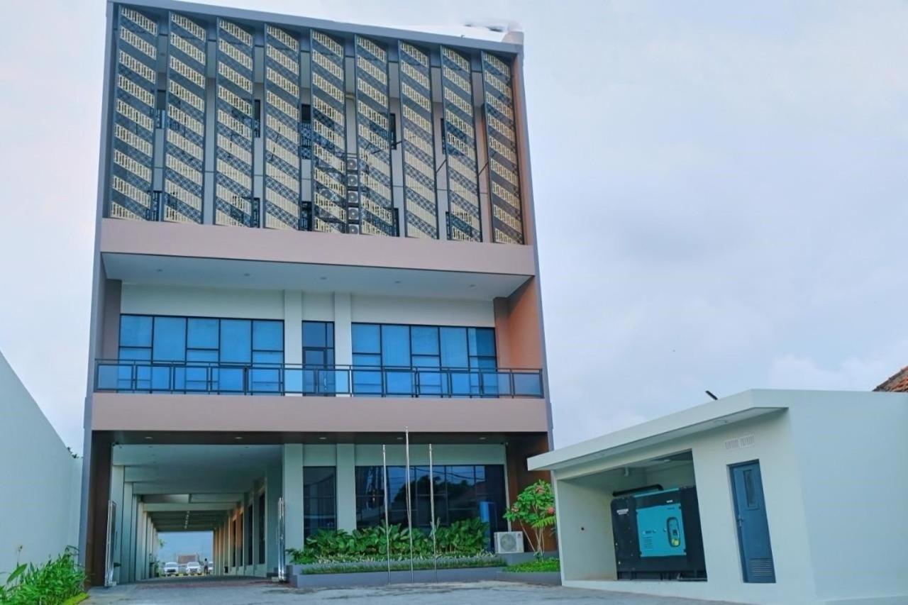 Front One Hotel Gombong Gombong  外观 照片