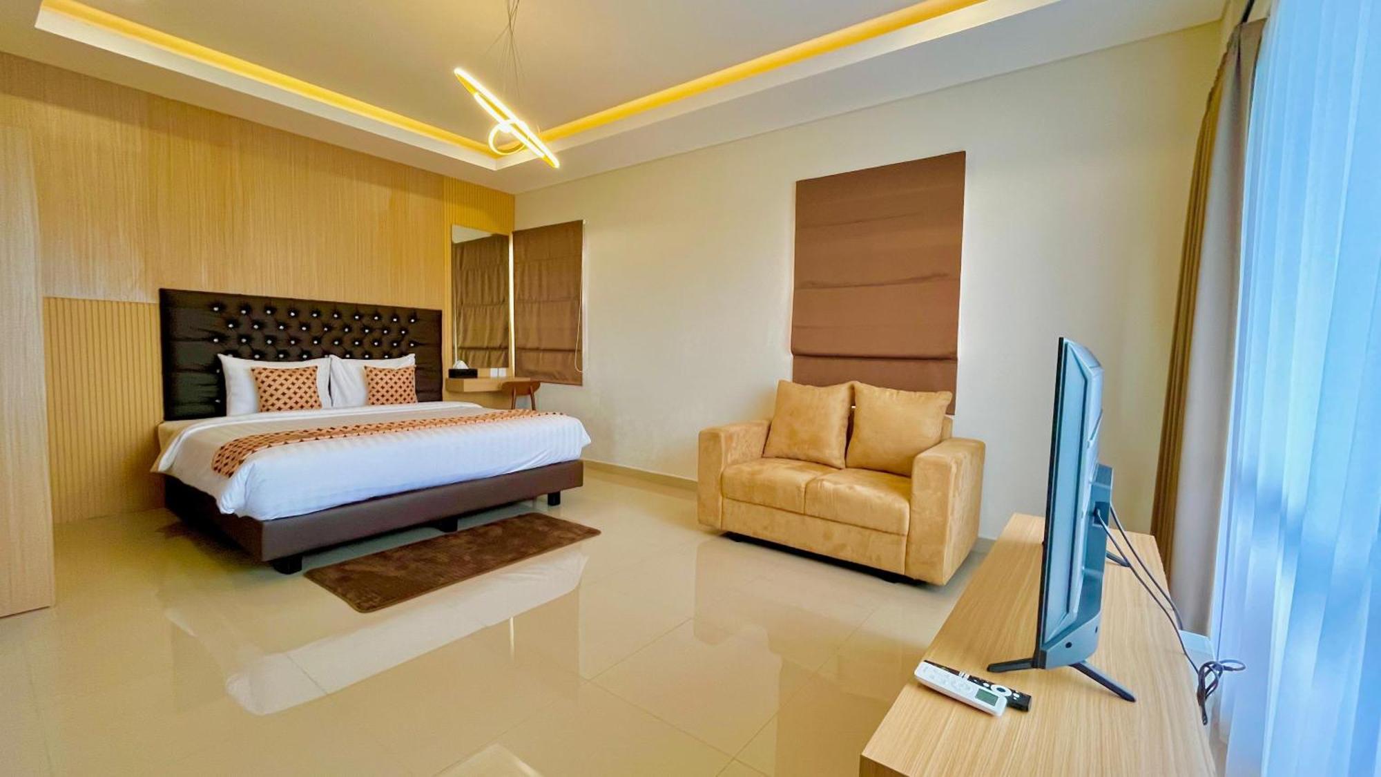 Front One Hotel Gombong Gombong  外观 照片