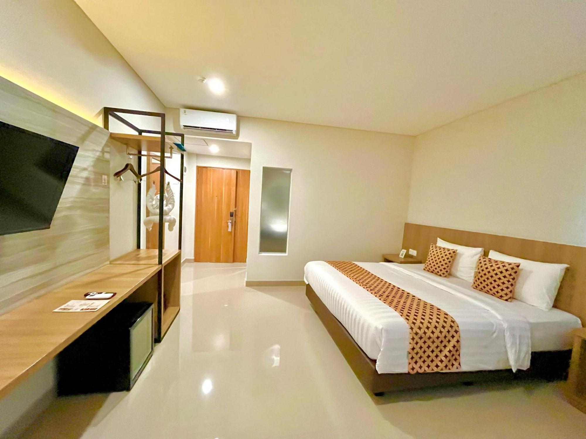 Front One Hotel Gombong Gombong  外观 照片