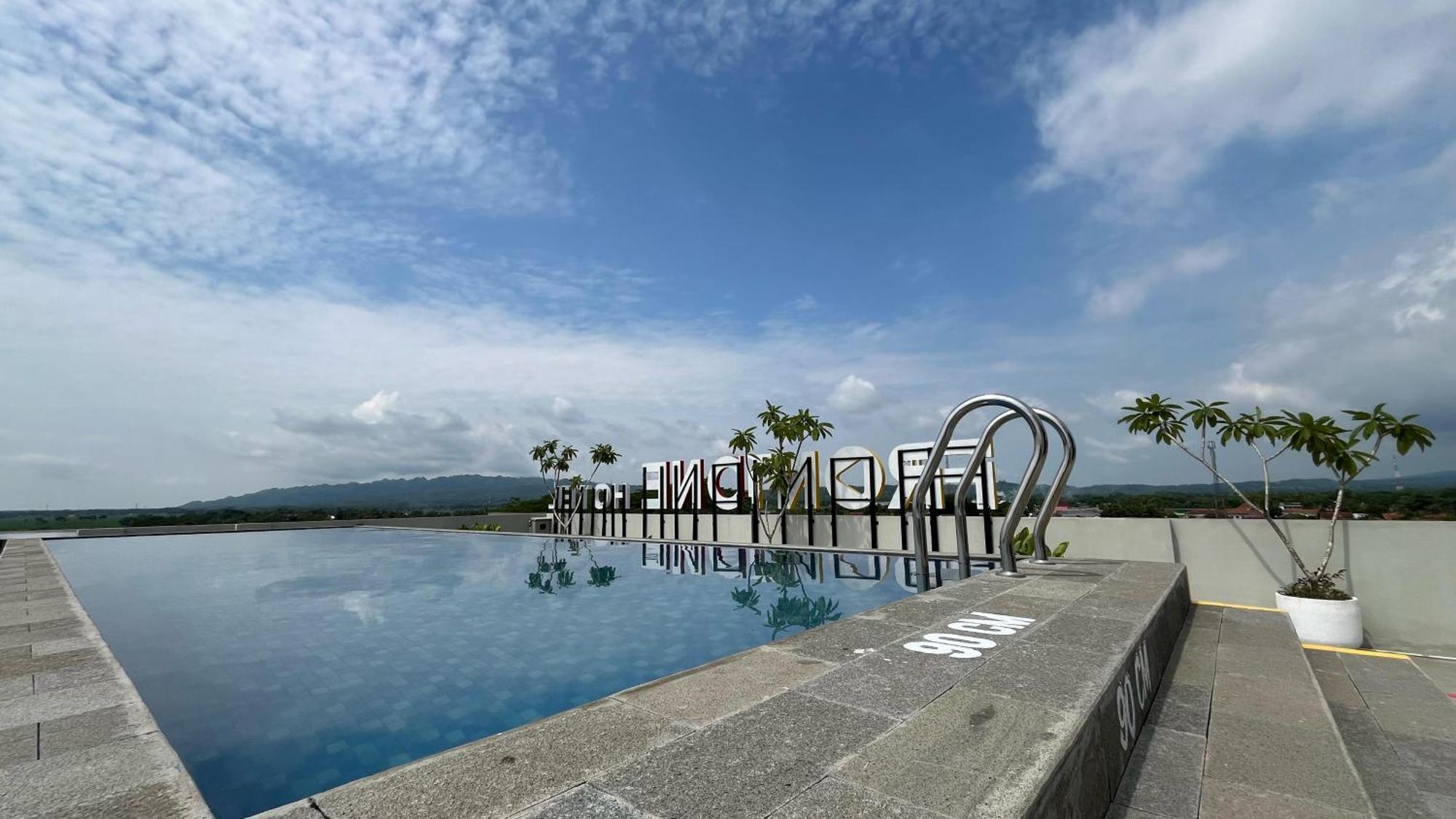Front One Hotel Gombong Gombong  外观 照片