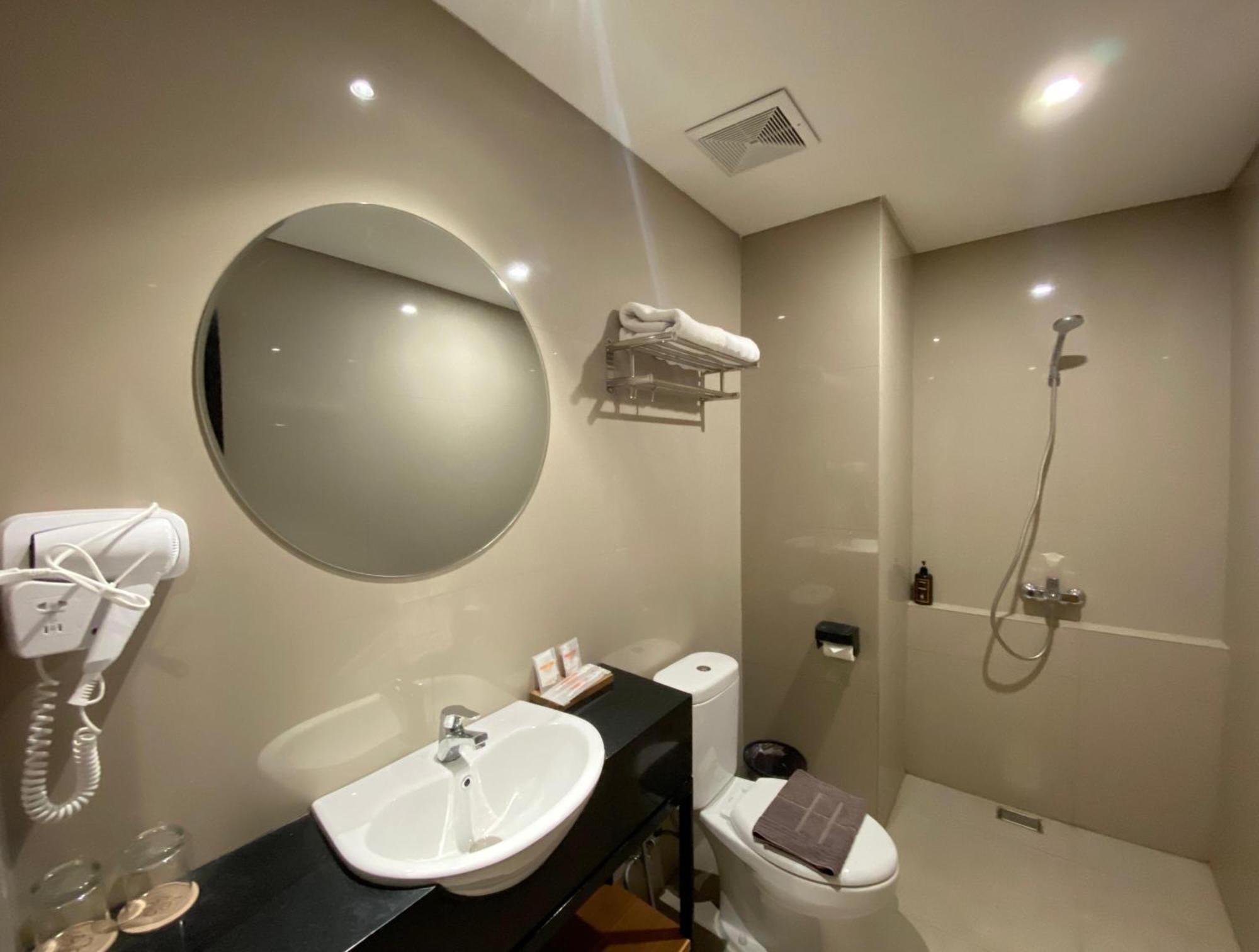 Front One Hotel Gombong Gombong  外观 照片
