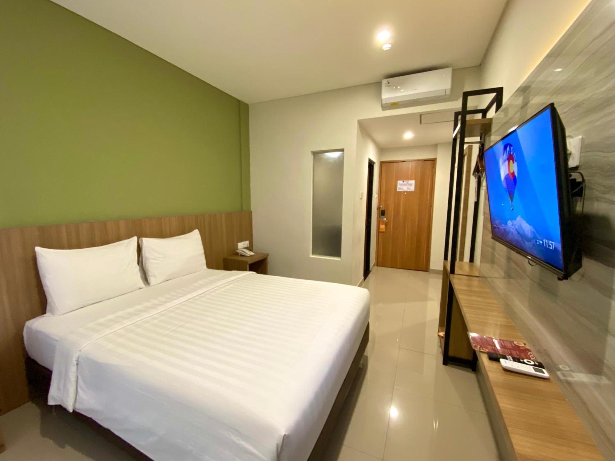 Front One Hotel Gombong Gombong  外观 照片