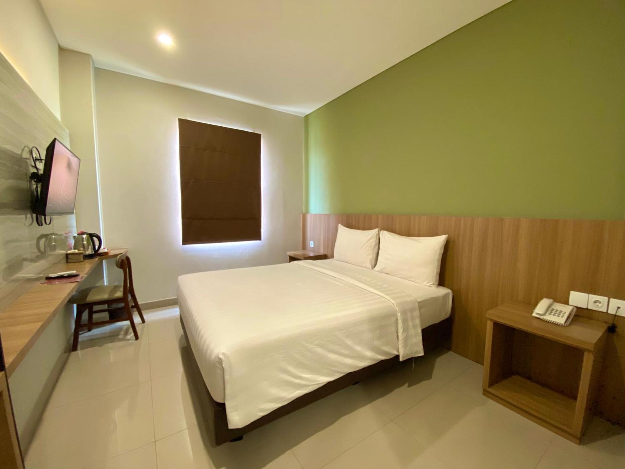 Front One Hotel Gombong Gombong  外观 照片