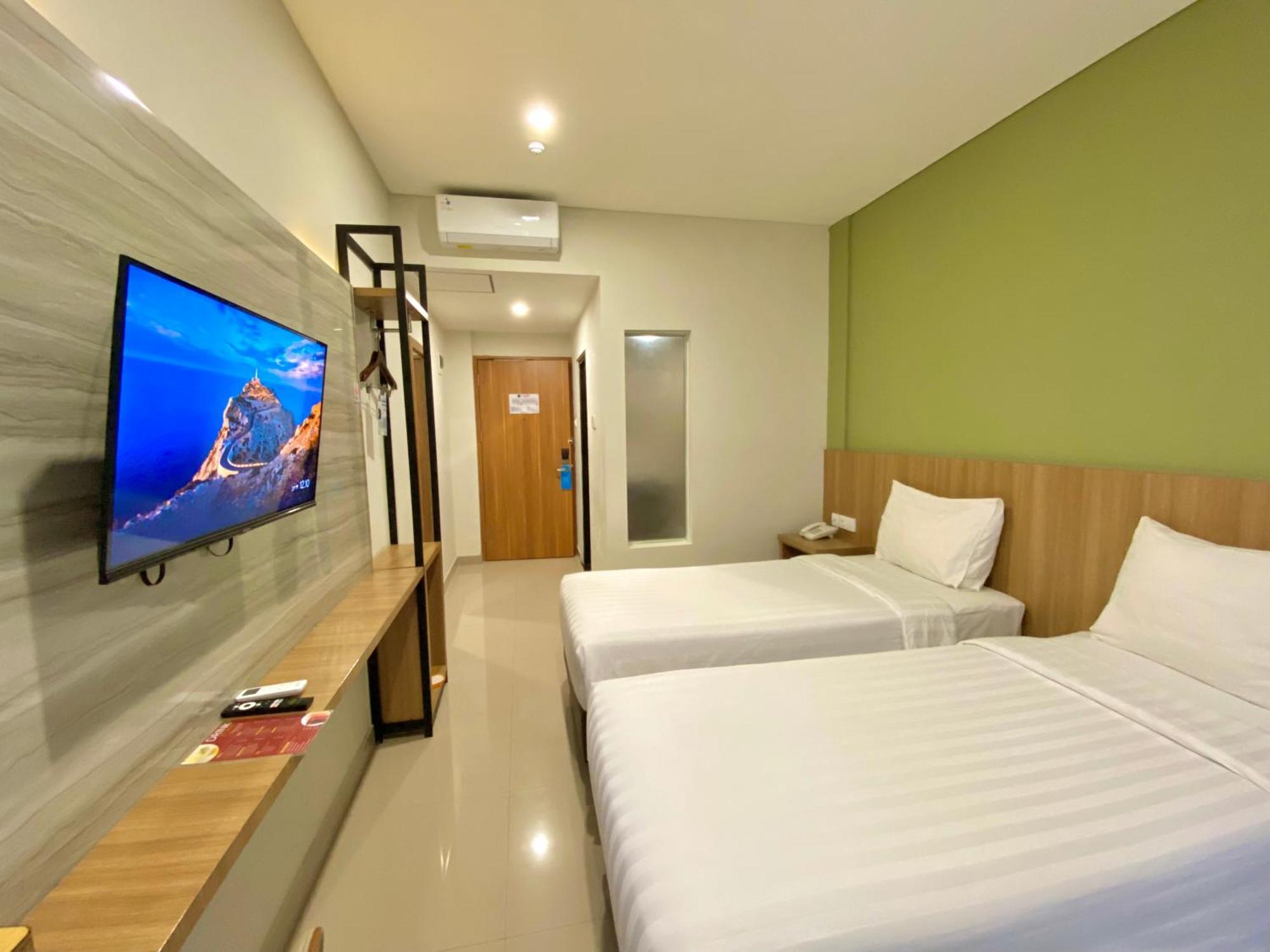 Front One Hotel Gombong Gombong  外观 照片