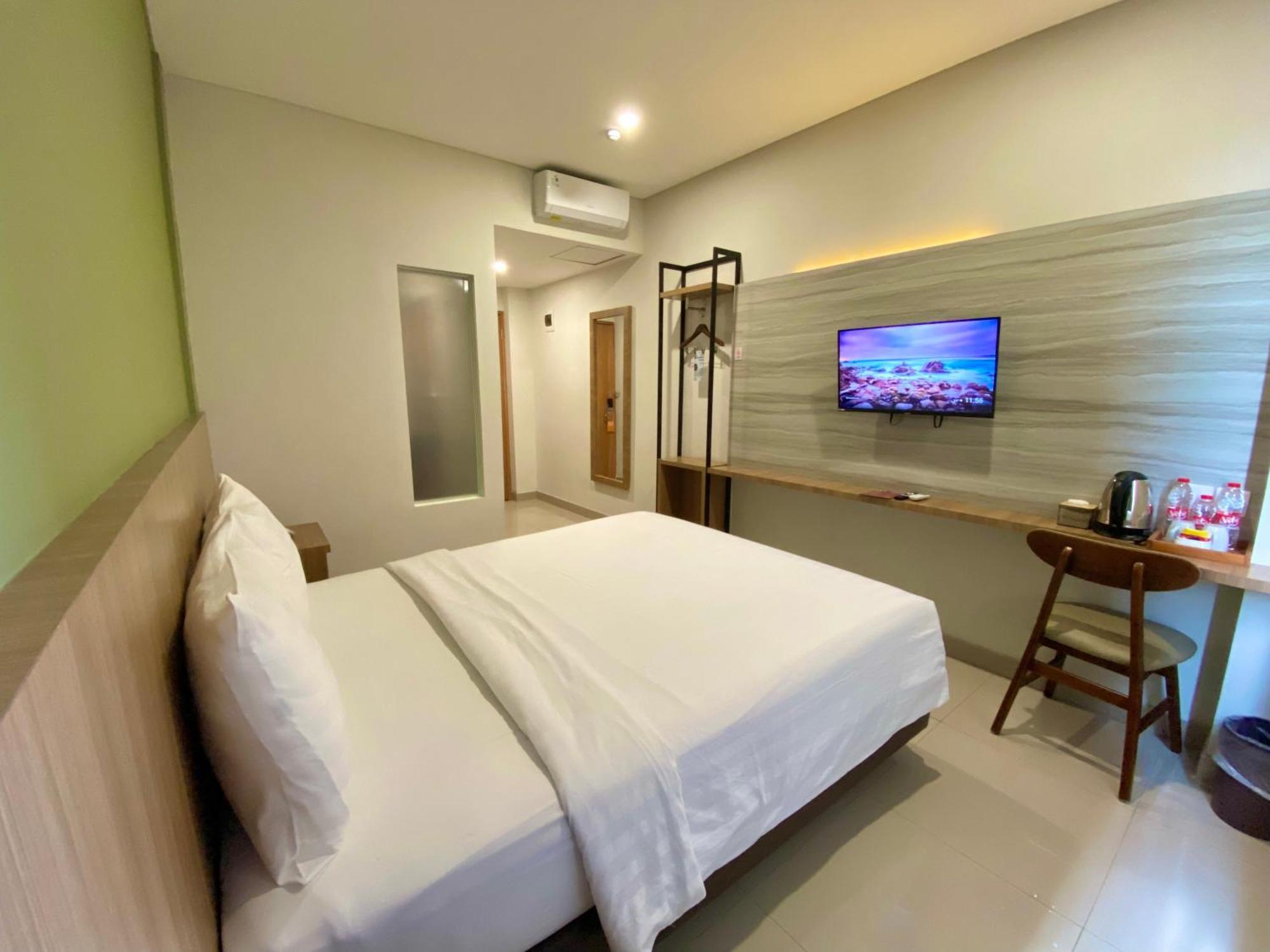Front One Hotel Gombong Gombong  外观 照片