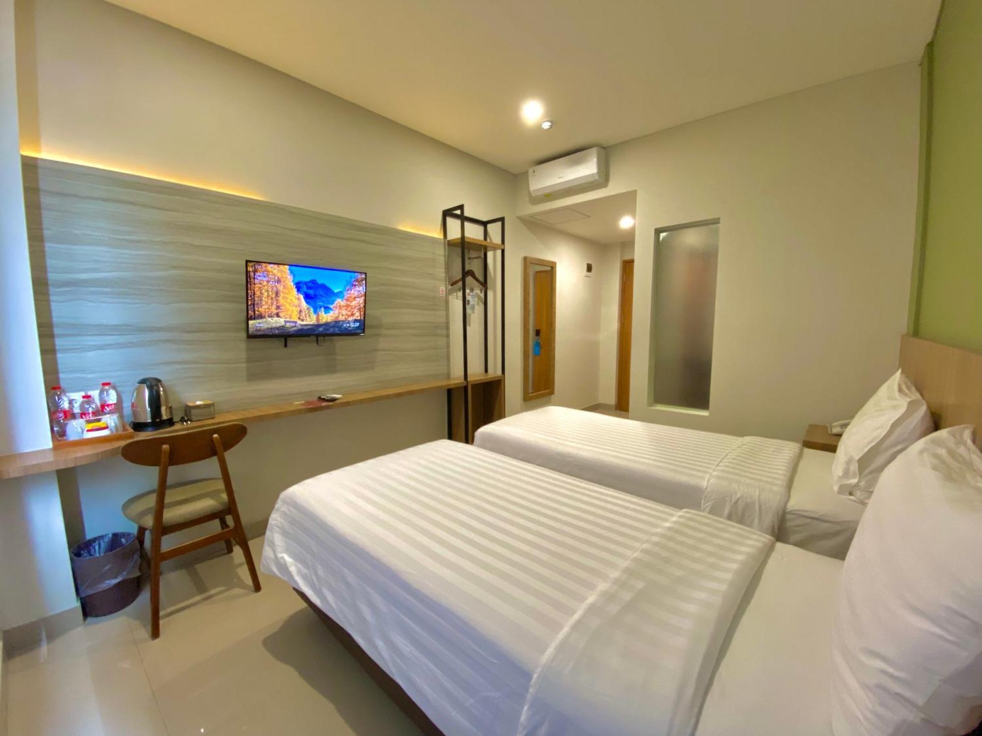Front One Hotel Gombong Gombong  外观 照片
