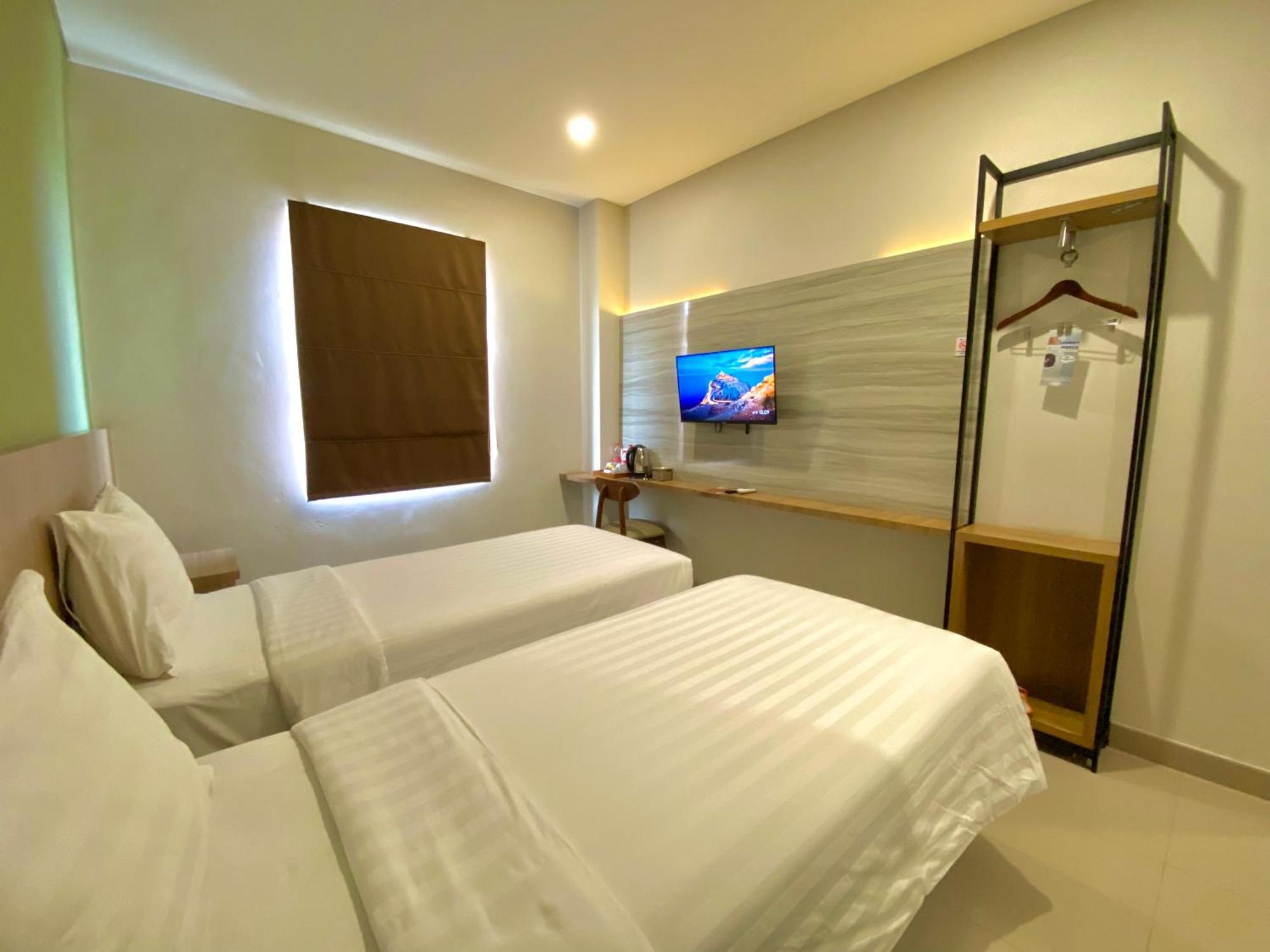 Front One Hotel Gombong Gombong  外观 照片