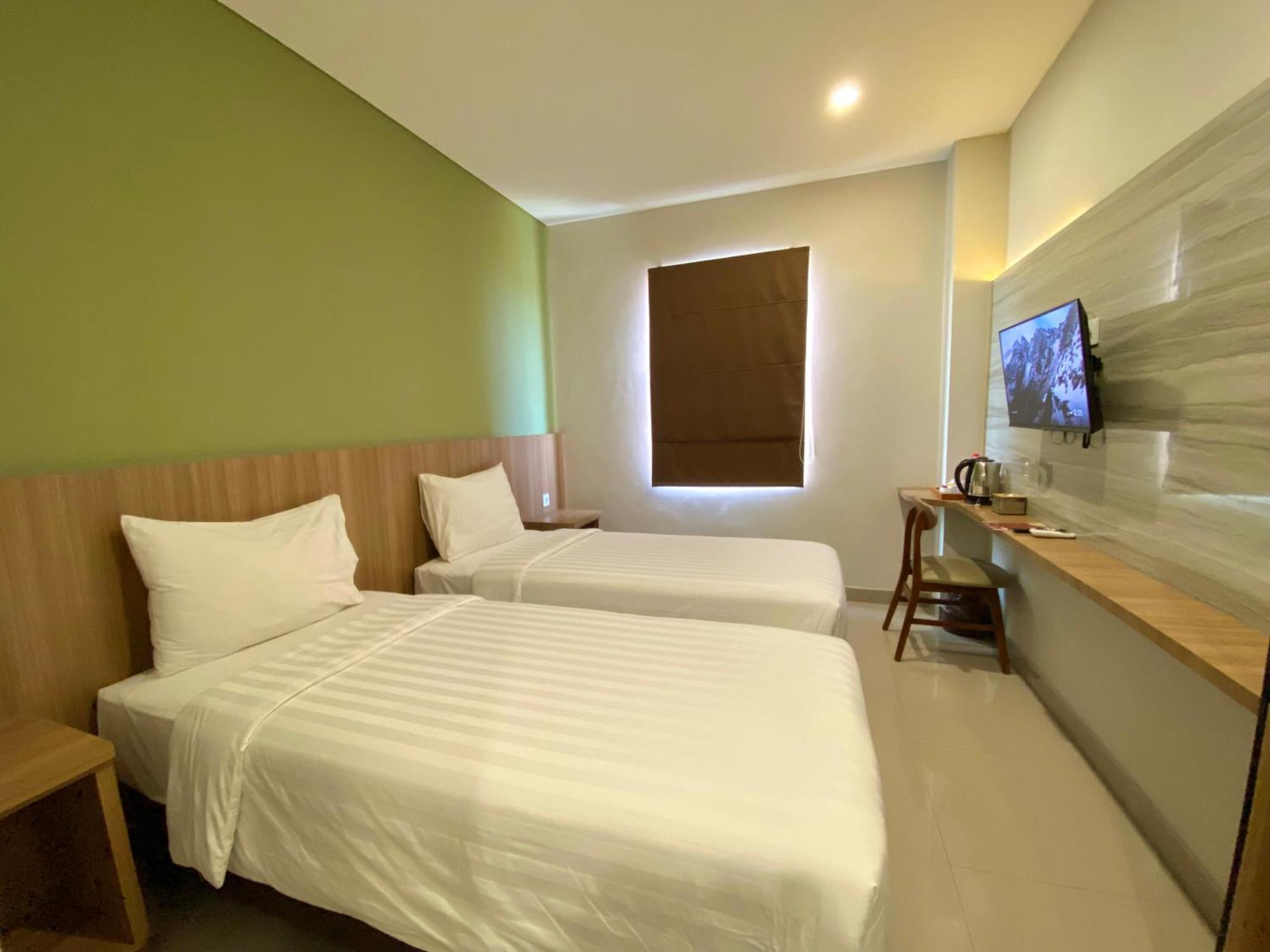 Front One Hotel Gombong Gombong  外观 照片