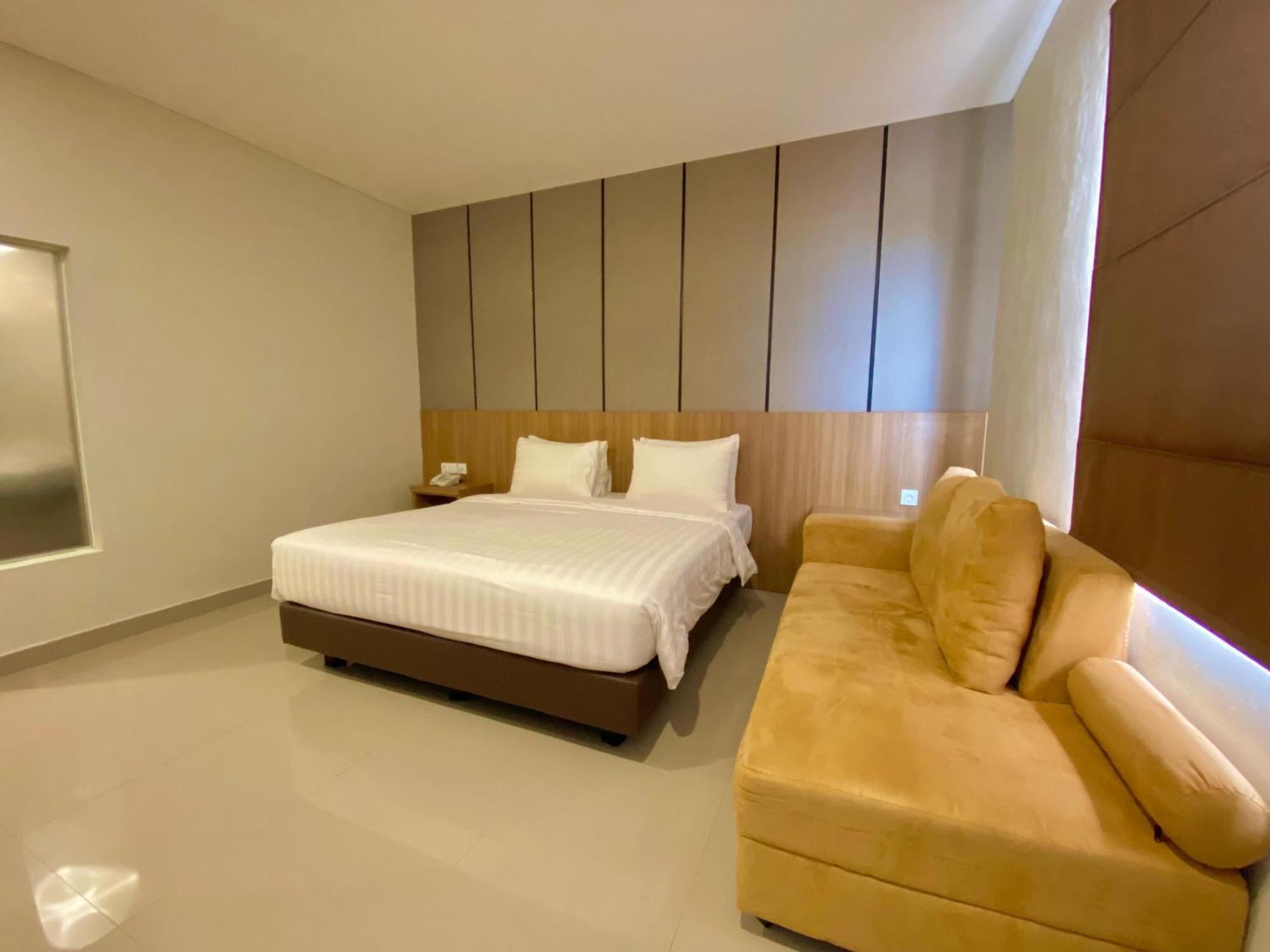 Front One Hotel Gombong Gombong  外观 照片