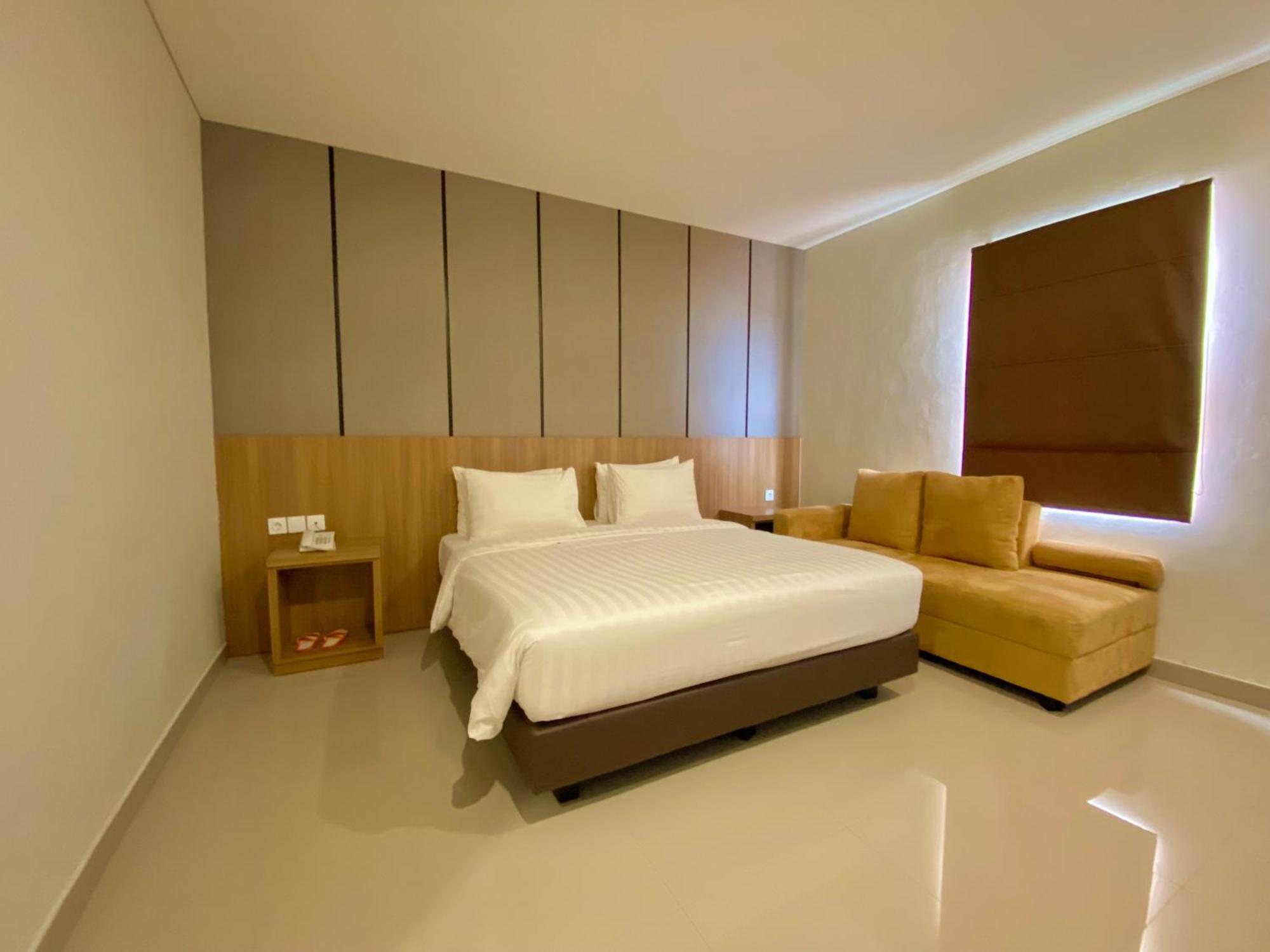 Front One Hotel Gombong Gombong  外观 照片