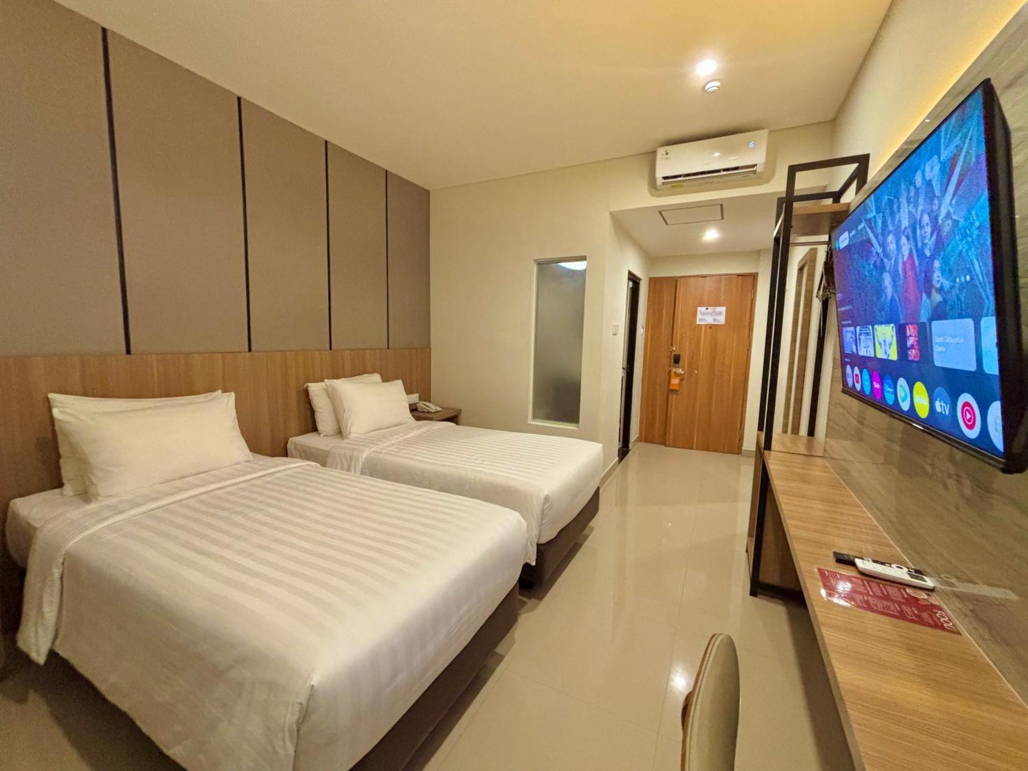 Front One Hotel Gombong Gombong  外观 照片