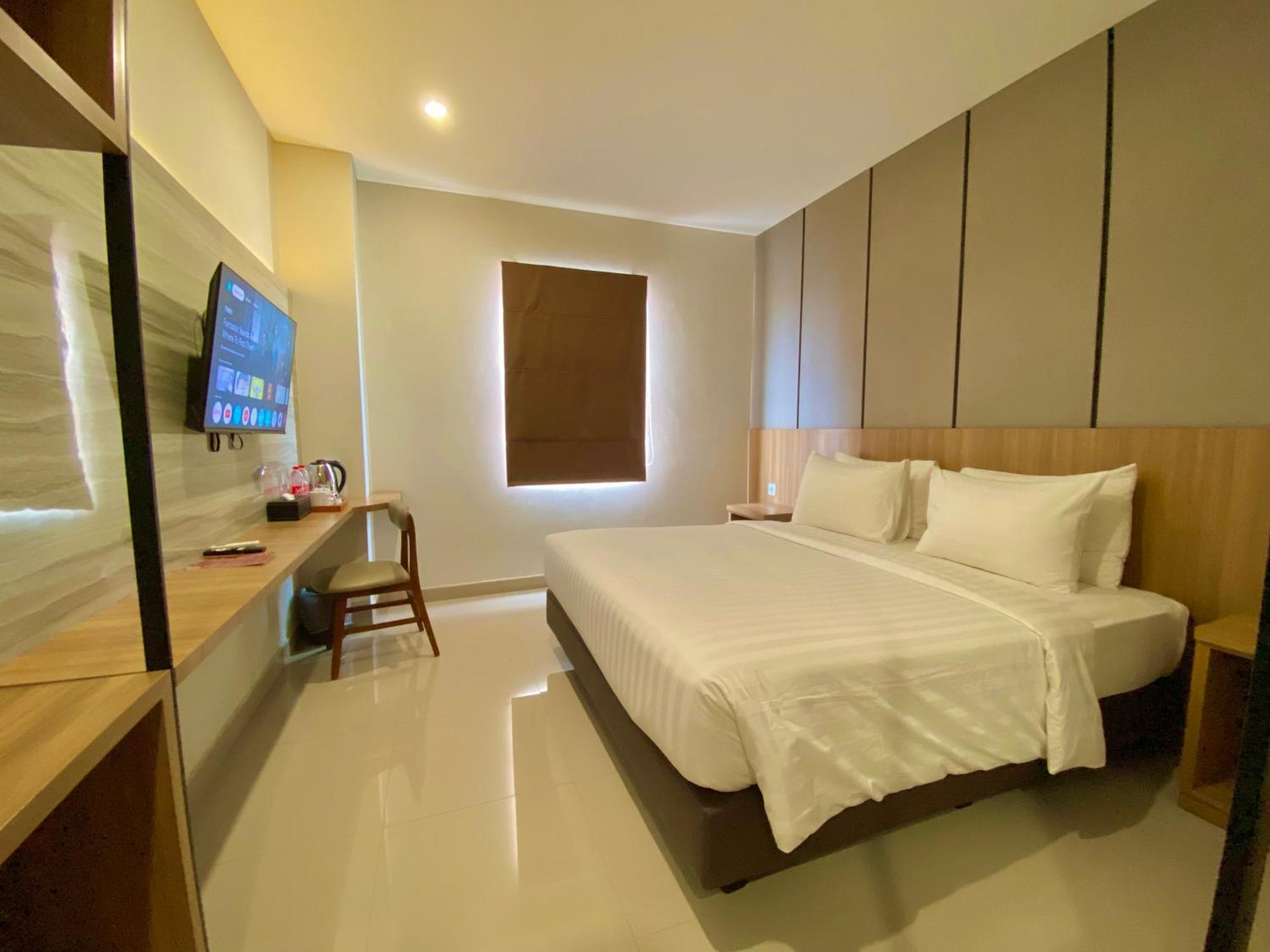 Front One Hotel Gombong Gombong  外观 照片
