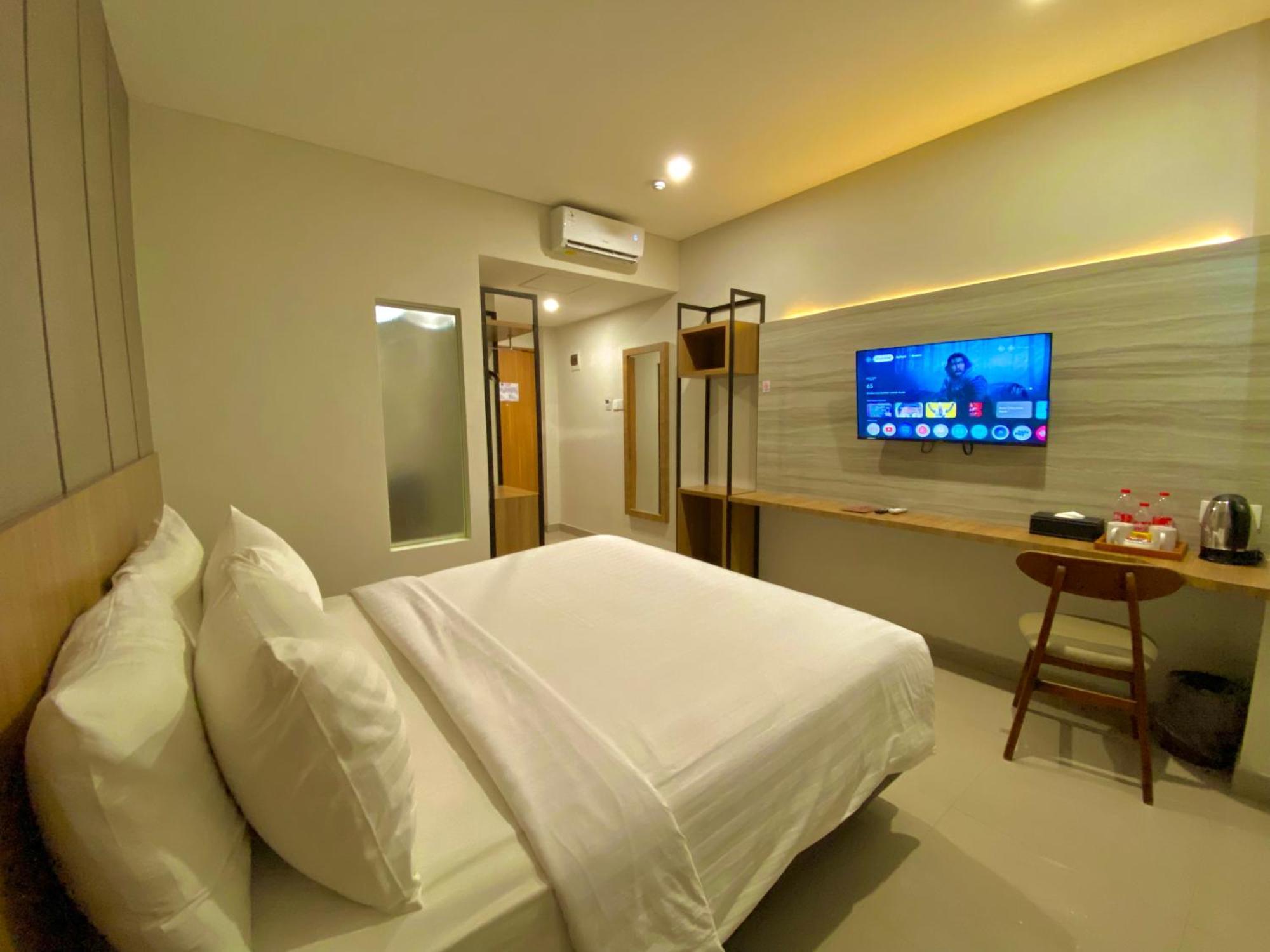 Front One Hotel Gombong Gombong  外观 照片