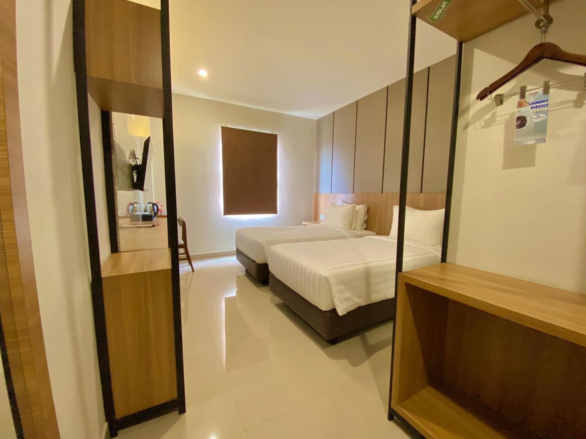 Front One Hotel Gombong Gombong  外观 照片
