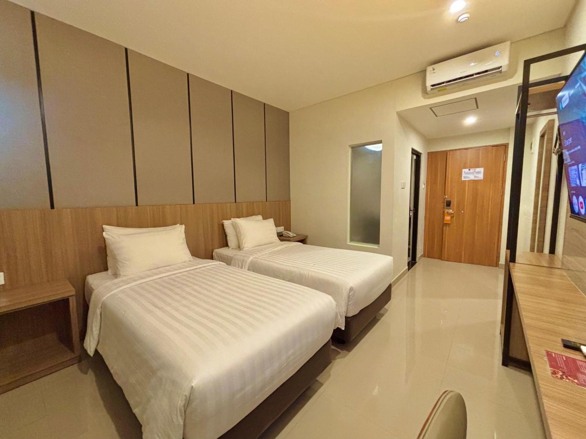 Front One Hotel Gombong Gombong  外观 照片