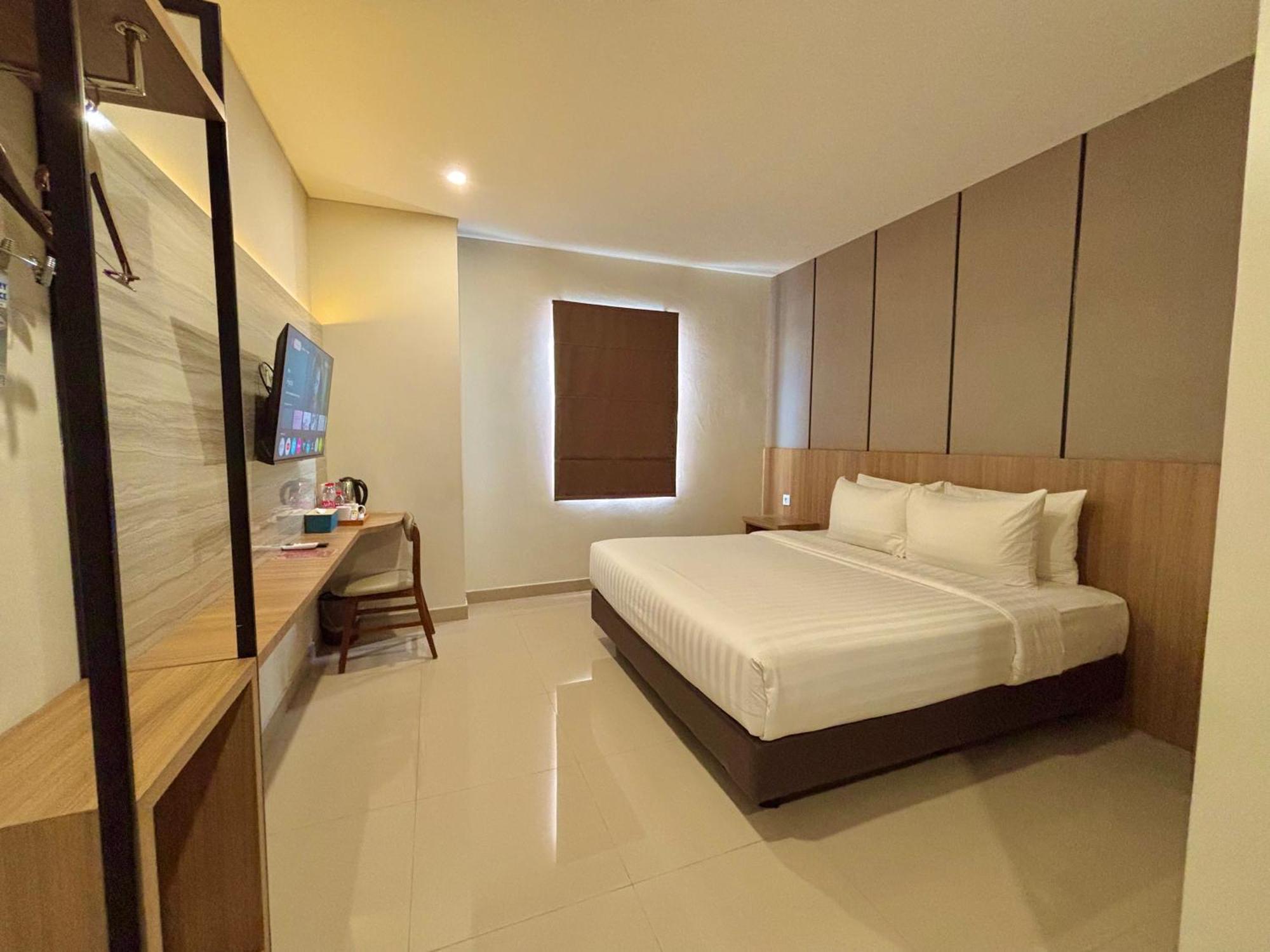 Front One Hotel Gombong Gombong  外观 照片