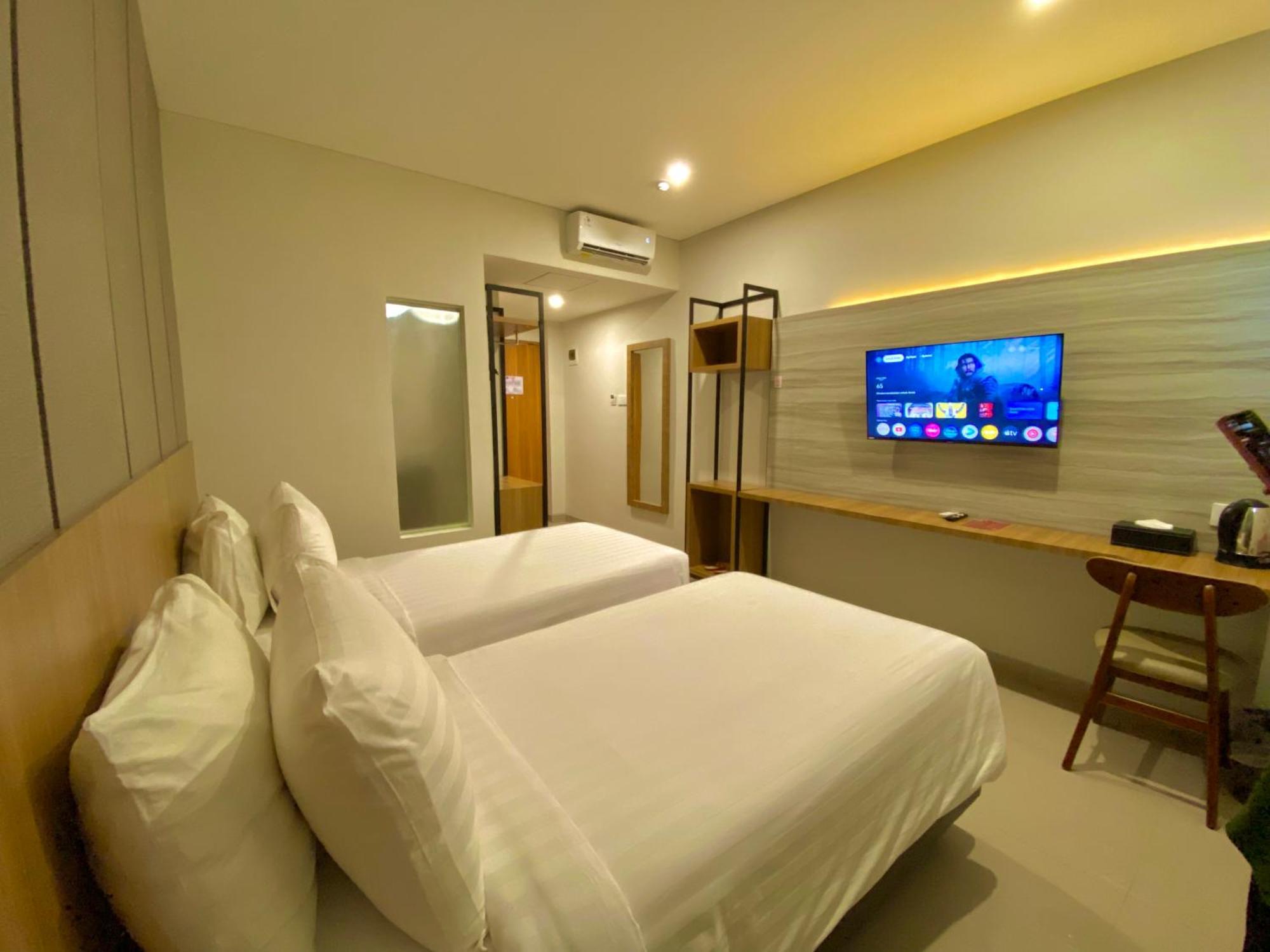 Front One Hotel Gombong Gombong  外观 照片