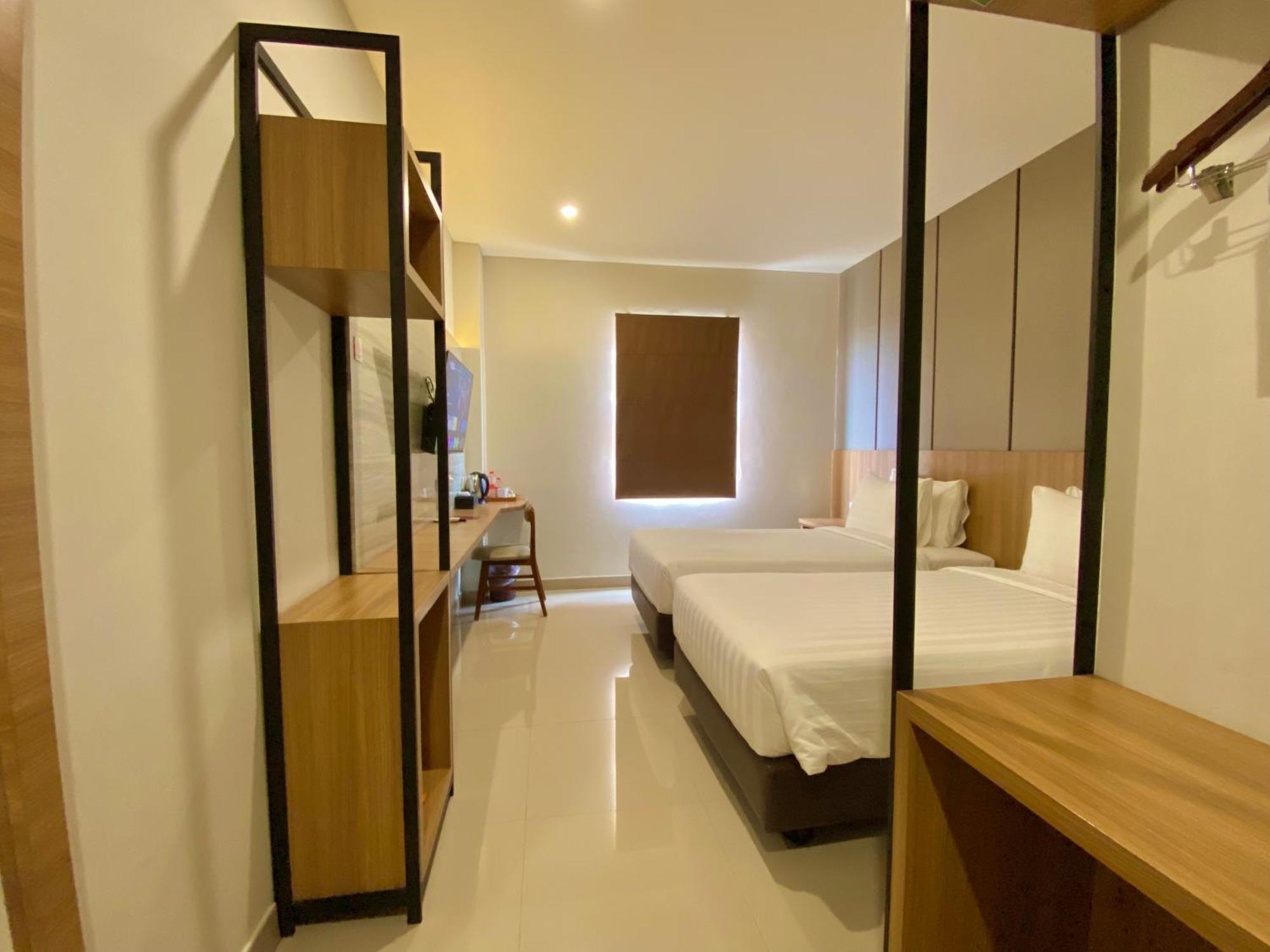 Front One Hotel Gombong Gombong  外观 照片