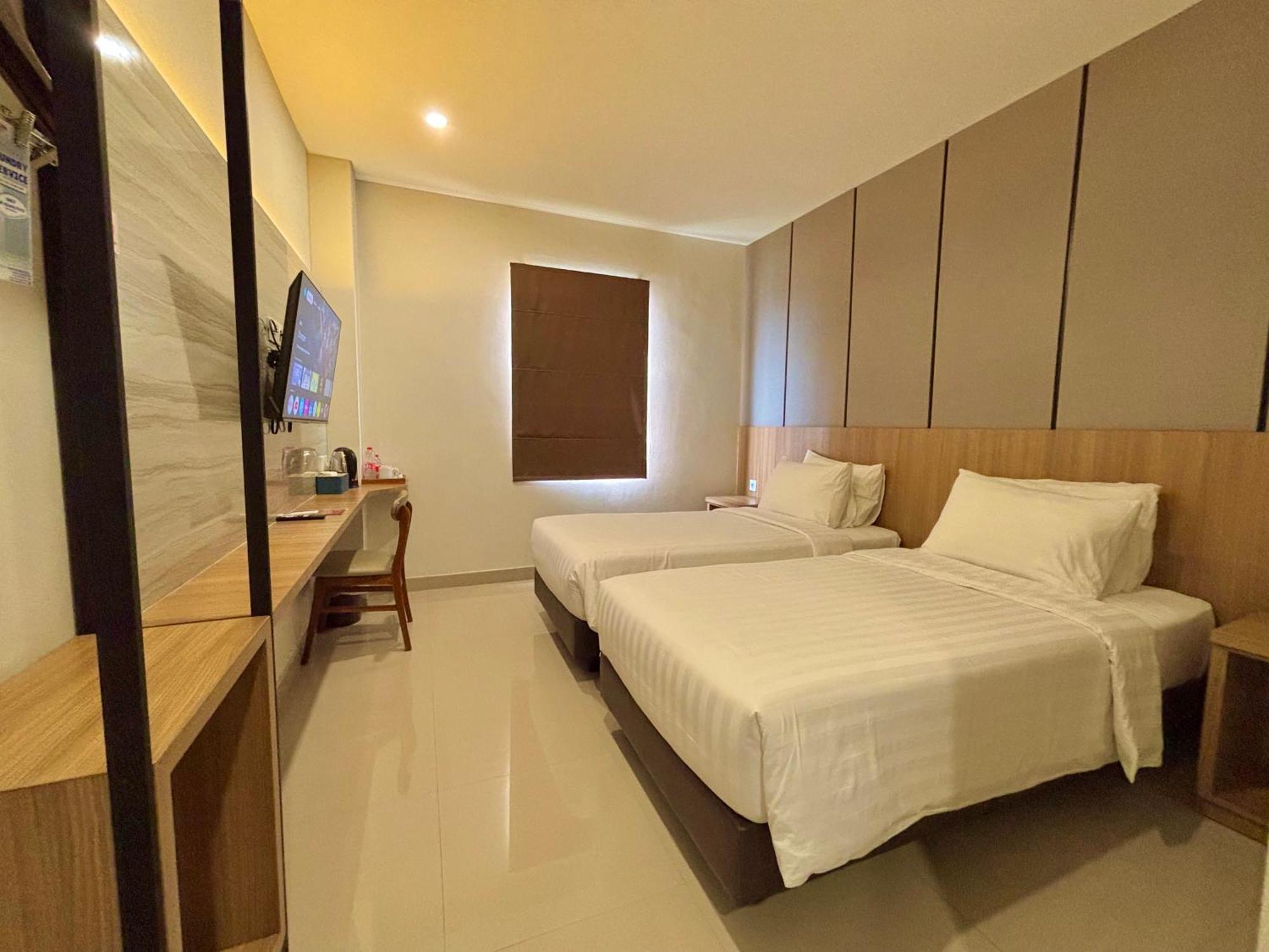 Front One Hotel Gombong Gombong  外观 照片