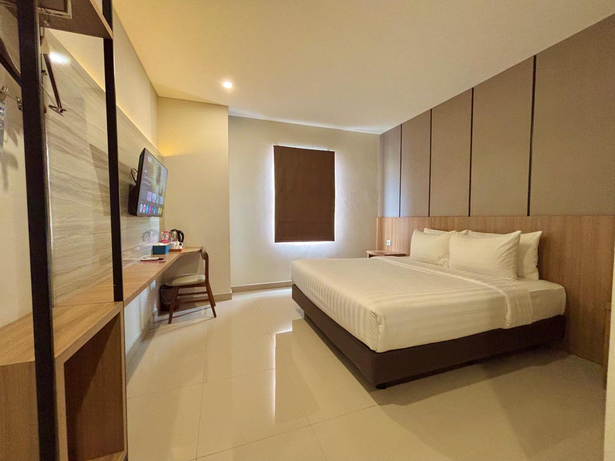 Front One Hotel Gombong Gombong  外观 照片